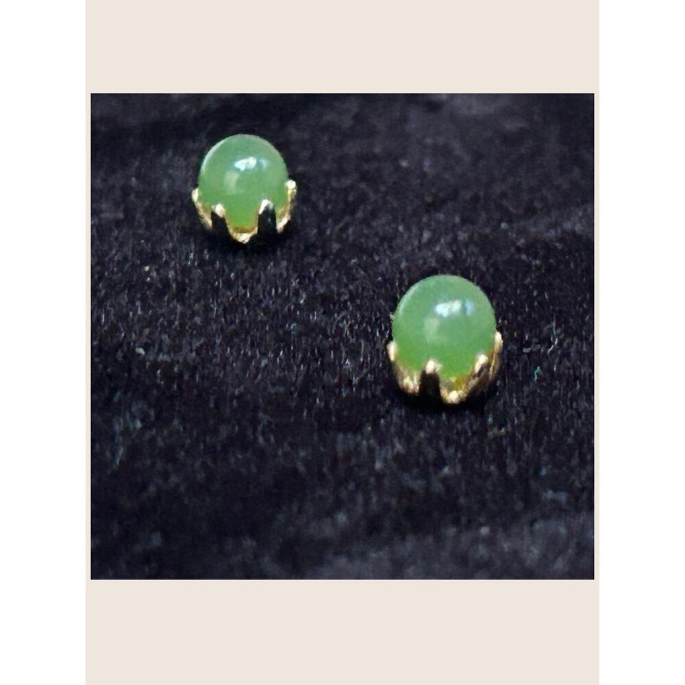 ✨ VTG JADE COSTUME STUD EARRINGS GOLD TONE FASHION JEWELRY MINIMALIST 4 MM